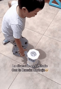 ¡LA DIVERSIÓN NUNCA SE DETIENE CON LA BAZOOKA BURBUJAS DE 69 AGUJEROS!